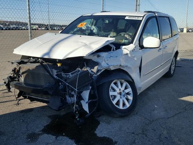 2C4RC1BG4DR674839 - 2013 CHRYSLER TOWN & COU WHITE photo 2