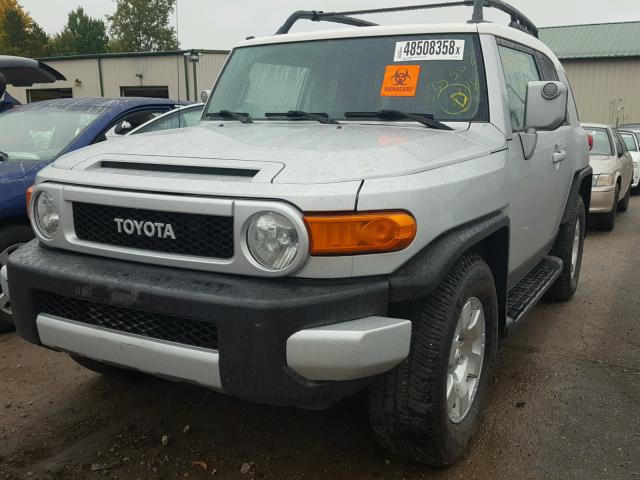 JTEZU11F670012440 - 2007 TOYOTA FJ CRUISER SILVER photo 2