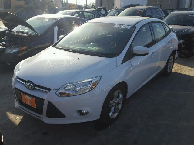 1FAHP3F27CL478465 - 2012 FORD FOCUS SE WHITE photo 2