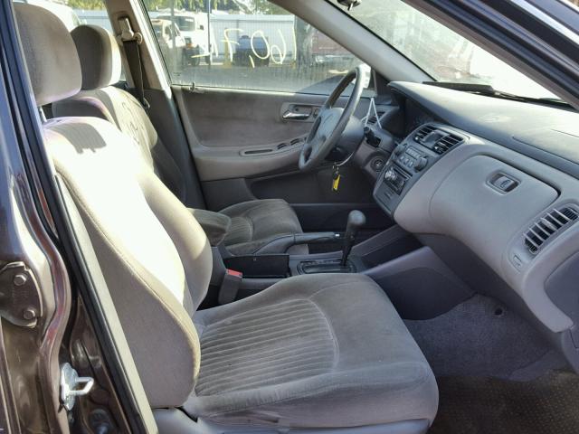 1HGCG564XWA184576 - 1998 HONDA ACCORD LX GRAY photo 5