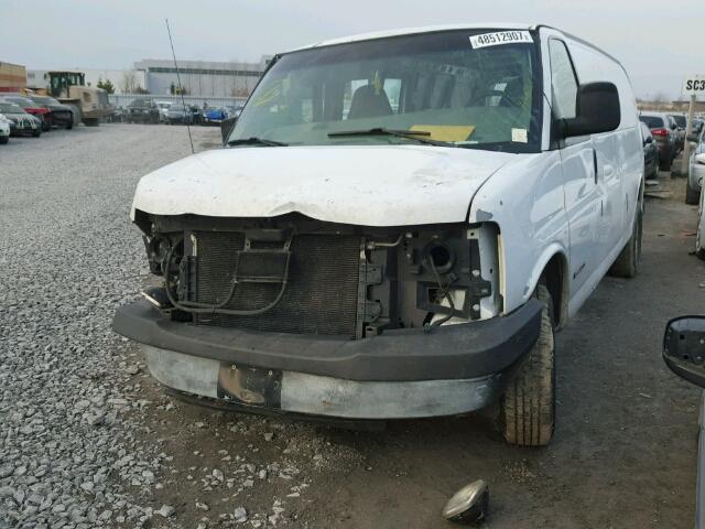 1GTGG29U051216864 - 2005 GMC SAVANA G25 WHITE photo 2