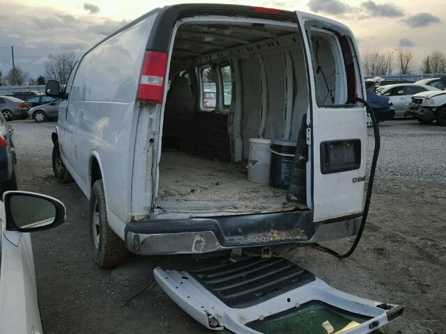 1GTGG29U051216864 - 2005 GMC SAVANA G25 WHITE photo 3