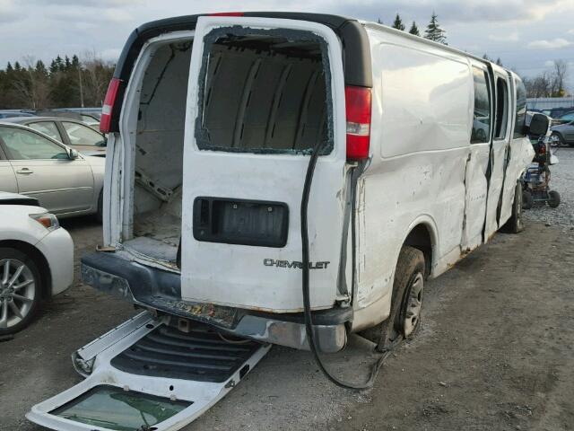 1GTGG29U051216864 - 2005 GMC SAVANA G25 WHITE photo 4