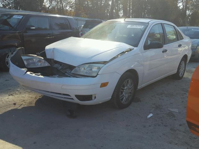 1FAHP34N67W339543 - 2007 FORD FOCUS ZX4 WHITE photo 2