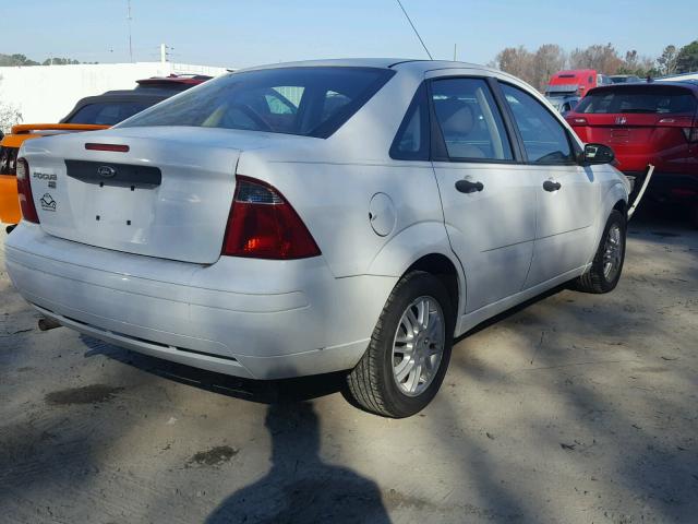 1FAHP34N67W339543 - 2007 FORD FOCUS ZX4 WHITE photo 4