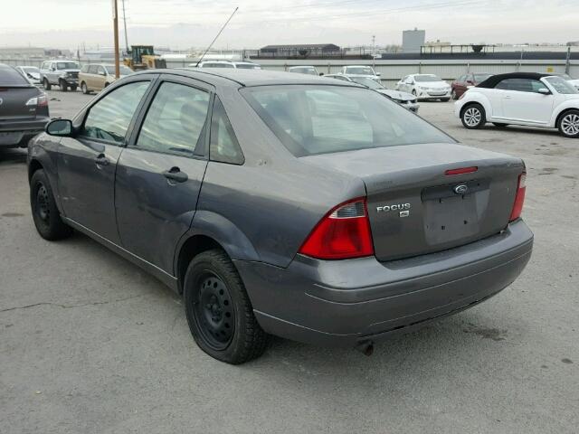 1FAHP34NX7W252406 - 2007 FORD FOCUS ZX4 GRAY photo 3