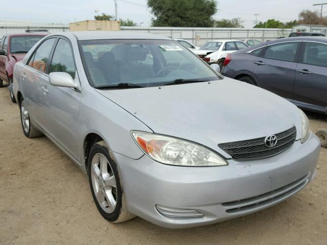 JTDBE32K620061205 - 2002 TOYOTA CAMRY LE SILVER photo 1