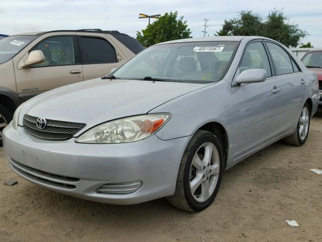 JTDBE32K620061205 - 2002 TOYOTA CAMRY LE SILVER photo 2