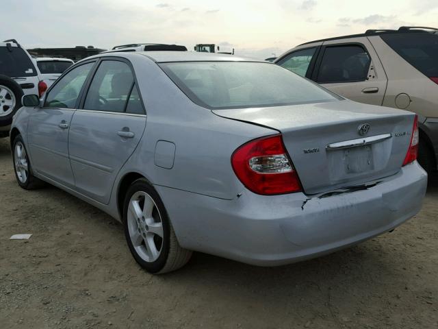 JTDBE32K620061205 - 2002 TOYOTA CAMRY LE SILVER photo 3