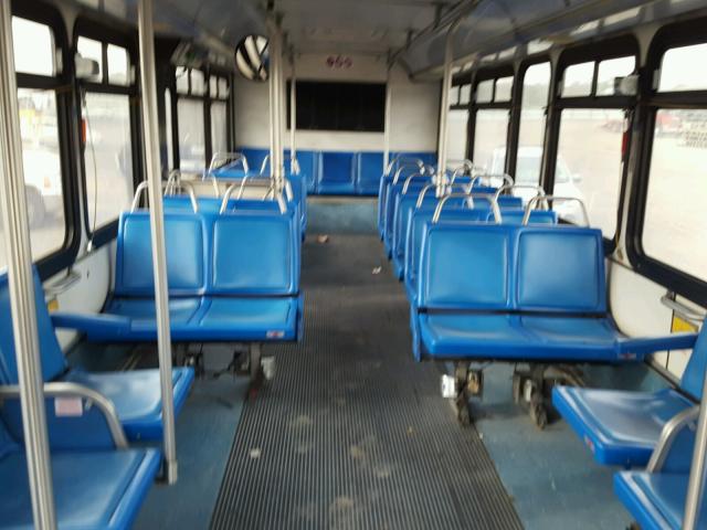 15GCB211351112697 - 2005 GILLIG TRANSIT BU WHITE photo 6