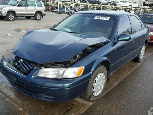 4T1BG22KXVU132371 - 1997 TOYOTA CAMRY CE GREEN photo 2