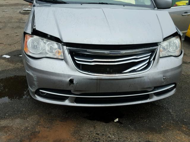 2C4RC1BG9DR583078 - 2013 CHRYSLER TOWN & COU SILVER photo 9