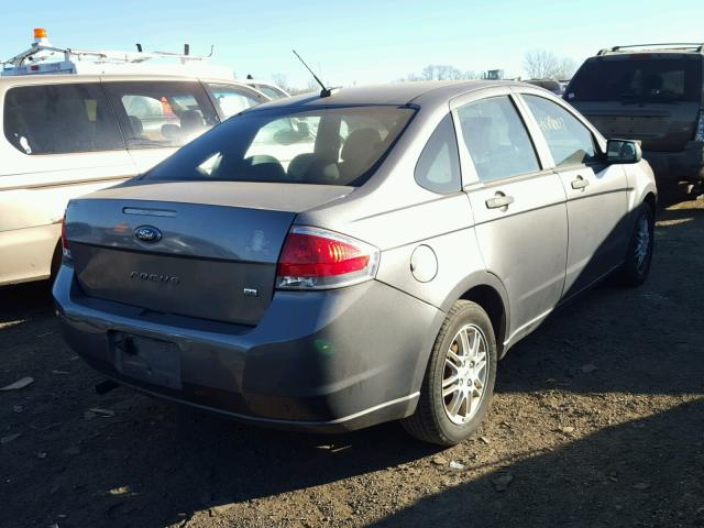 1FAHP3FN5AW141296 - 2010 FORD FOCUS SE GRAY photo 4