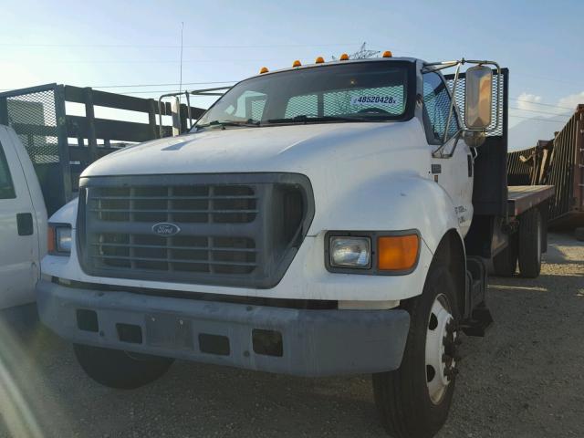 3FDNF6540YMA03035 - 2000 FORD F650 SUPER WHITE photo 2