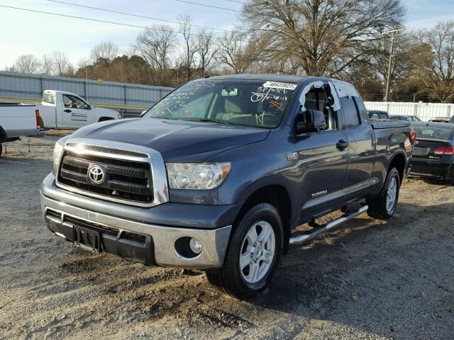 5TFUY5F17AX110205 - 2010 TOYOTA TUNDRA DOU BLUE photo 2