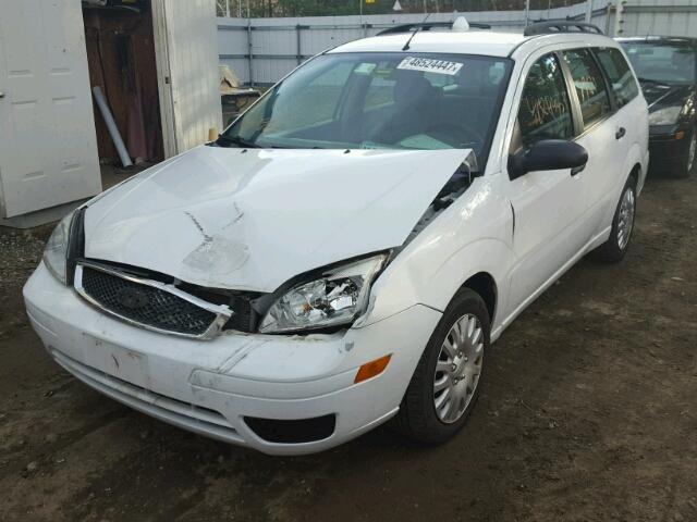 1FAHP36N45W277733 - 2005 FORD FOCUS ZXW WHITE photo 2