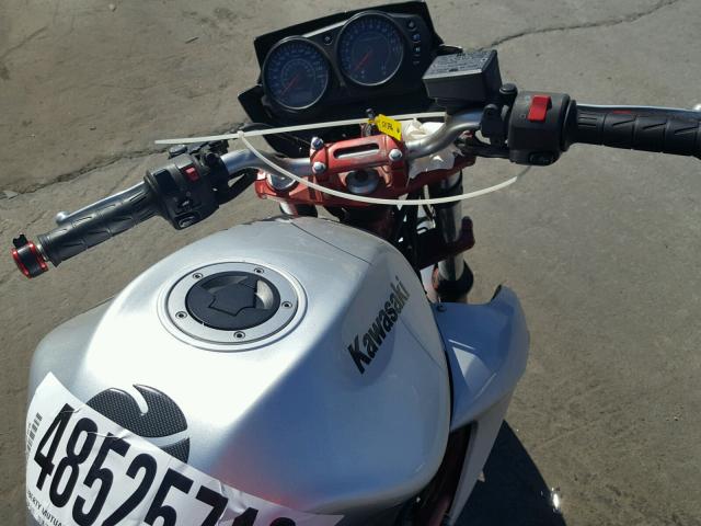 JKAEXEA116A011396 - 2006 KAWASAKI EX650 A6F SILVER photo 5