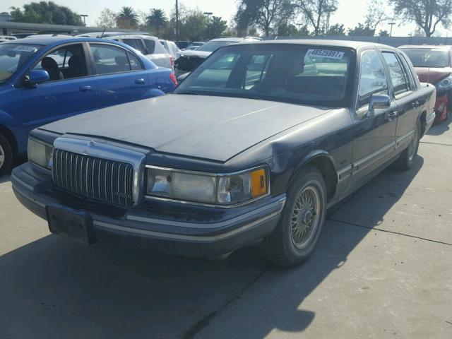 1LNLM81W5RY686176 - 1994 LINCOLN TOWN CAR E GRAY photo 2