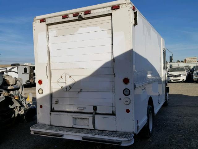 4UZAANBW42CJ99602 - 2002 FREIGHTLINER CHASSIS M WHITE photo 4