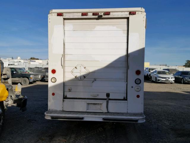 4UZAANBW42CJ99602 - 2002 FREIGHTLINER CHASSIS M WHITE photo 6