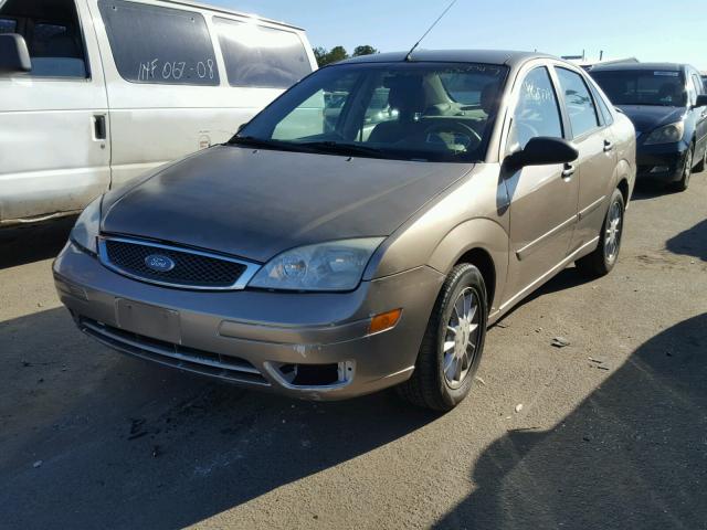 1FAFP34N65W226499 - 2005 FORD FOCUS ZX4 GOLD photo 2