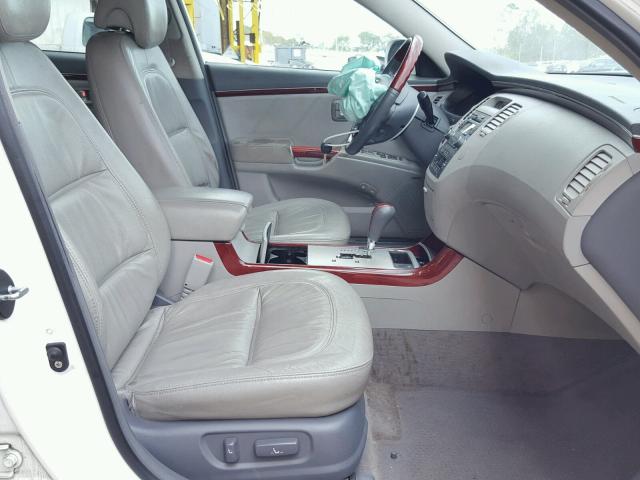 KMHFC46F18A311393 - 2008 HYUNDAI AZERA SE WHITE photo 5