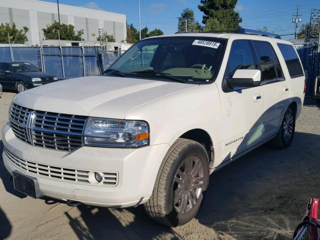 5LMFU28557LJ18041 - 2007 LINCOLN NAVIGATOR Biały zdjęcie 2