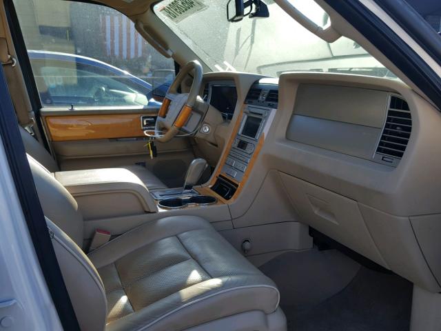 5LMFU28557LJ18041 - 2007 LINCOLN NAVIGATOR Biały zdjęcie 5