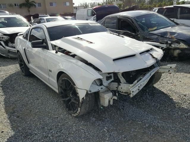 1ZVFT82H965231801 - 2006 FORD MUSTANG GT WHITE photo 1