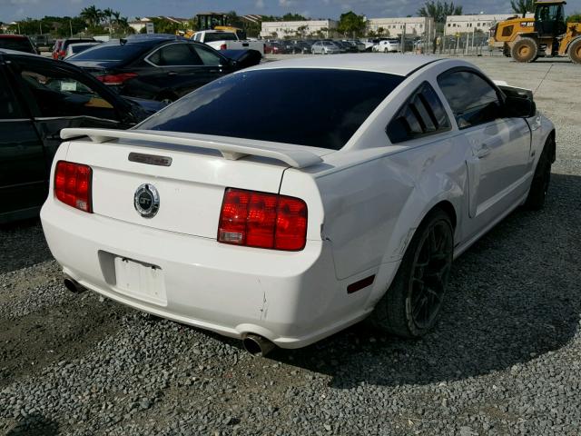 1ZVFT82H965231801 - 2006 FORD MUSTANG GT WHITE photo 4