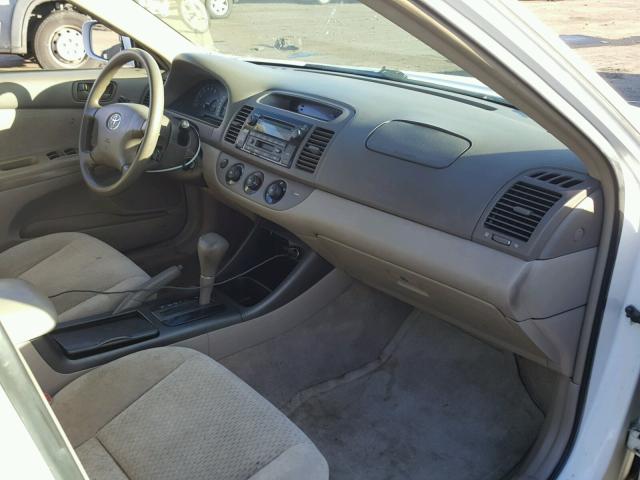 4T1BF32K22U020426 - 2002 TOYOTA CAMRY LE WHITE photo 5