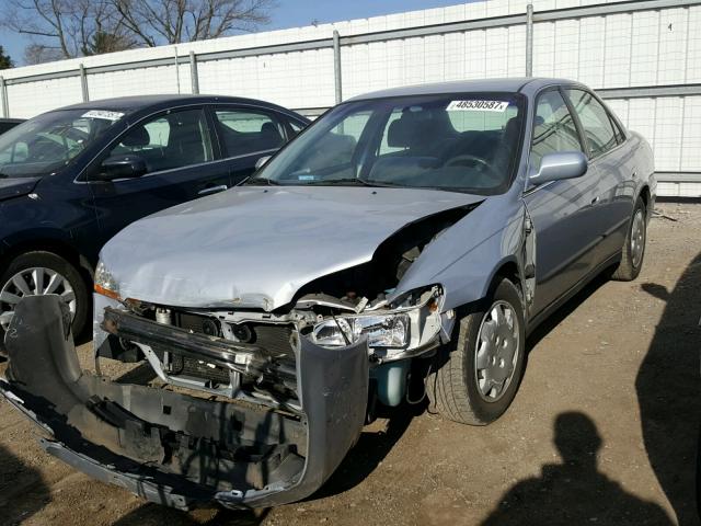 1HGCG564XWA254092 - 1998 HONDA ACCORD LX SILVER photo 2