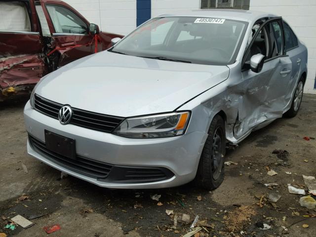 3VWD17AJ6EM359112 - 2014 VOLKSWAGEN JETTA SE Gümüş foto 2