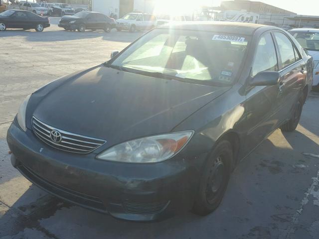 4T1BE32K05U086349 - 2005 TOYOTA CAMRY LE GREEN photo 2