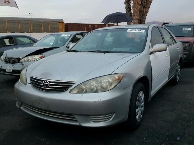 4T1BE32K15U021395 - 2005 TOYOTA CAMRY LE ვერცხლისფერი ფოტო 2