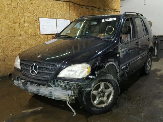 4JGAB54EXYA153150 - 2000 MERCEDES-BENZ ML 320 BLACK photo 2