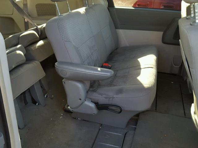 2A8HR44H08R125672 - 2008 CHRYSLER TOWN & COU SILVER photo 6