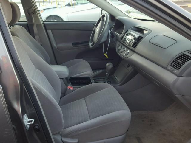 4T1BE32K85U983290 - 2005 TOYOTA CAMRY LE 灰色 照片 5