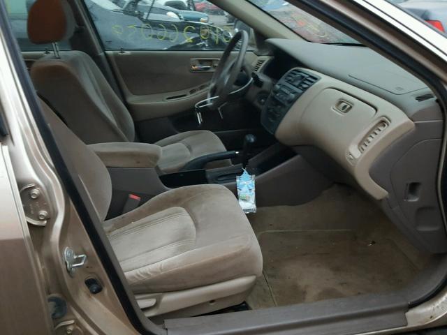 1HGCG5645YA065465 - 2000 HONDA ACCORD LX BEIGE photo 5