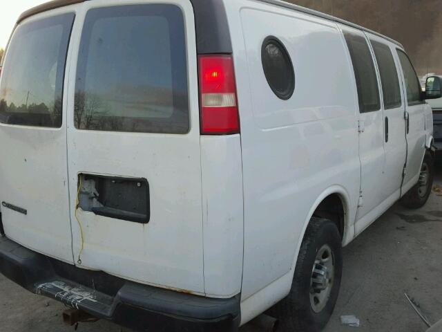 1GCGG25C181221878 - 2008 CHEVROLET EXPRESS G2 WHITE photo 4