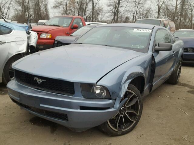 1ZVFT80N155142084 - 2005 FORD MUSTANG BLUE photo 2