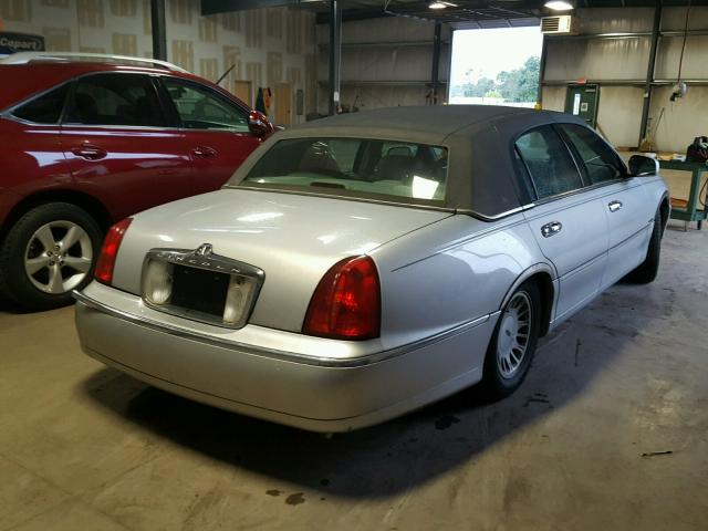 1LNHM83W32Y660751 - 2002 LINCOLN TOWN CAR C SILVER photo 4