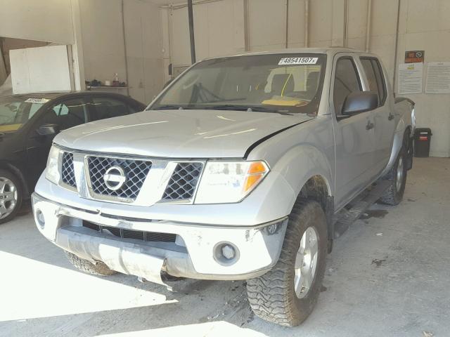 1N6AD07W16C455558 - 2006 NISSAN FRONTIER C SILVER photo 2