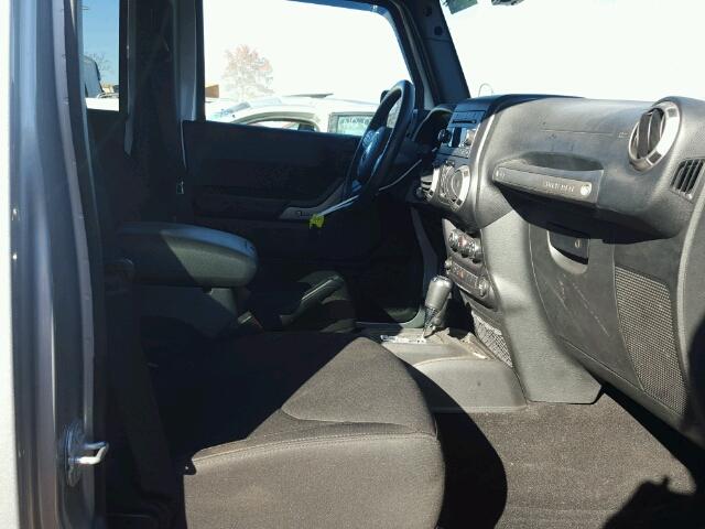 1C4BJWDG5GL118165 - 2016 JEEP WRANGLER U SILVER photo 5