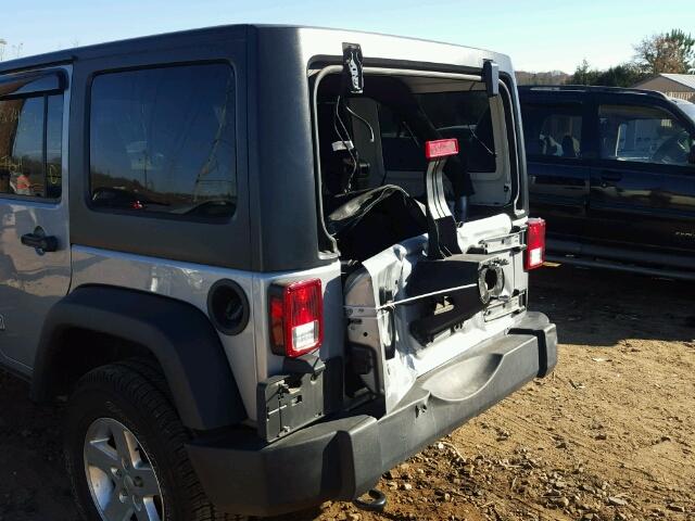 1C4BJWDG5GL118165 - 2016 JEEP WRANGLER U SILVER photo 9
