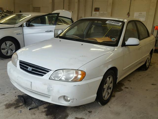 KNAFB121325123407 - 2002 KIA SPECTRA BA WHITE photo 2