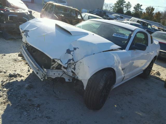 1ZVFT82H765185496 - 2006 FORD MUSTANG GT WHITE photo 2