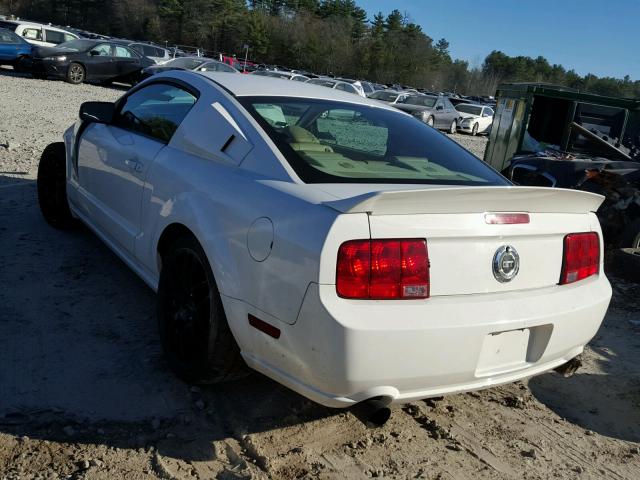 1ZVFT82H765185496 - 2006 FORD MUSTANG GT WHITE photo 3