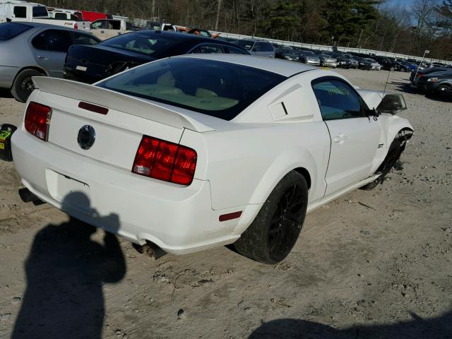 1ZVFT82H765185496 - 2006 FORD MUSTANG GT WHITE photo 4