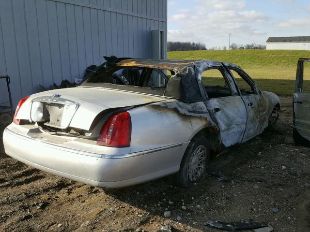 1LNFM82W8XY604370 - 1999 LINCOLN TOWN CAR S SILVER photo 4